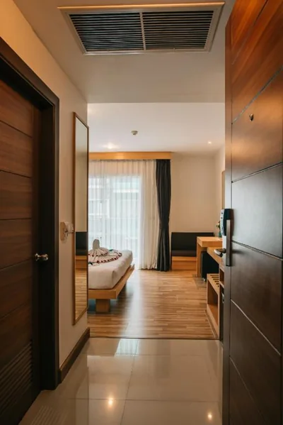 Deluxe-Zimmer mit Balkon — iCheck inn Central Patong